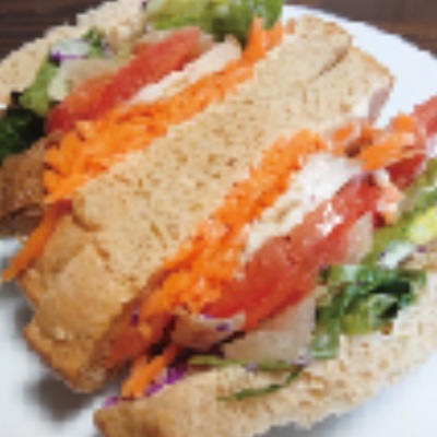 サラダチキンとキャロットラペのサンドイッチ
